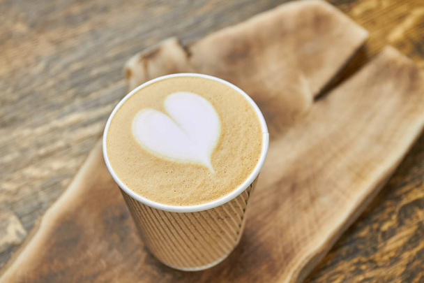 Coeur latte art, tasse en papier
. - Photo, image