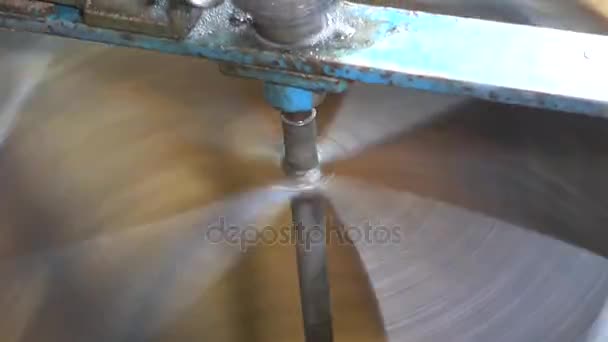 Машина для извлечения меда во время работы
 - Кадры, видео
