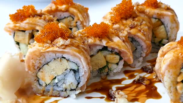 sushi con huevas y salsa
 - Metraje, vídeo