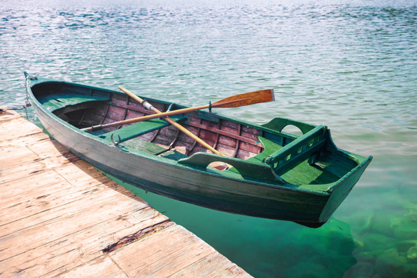 bateau vert sur la jetée
 - Photo, image