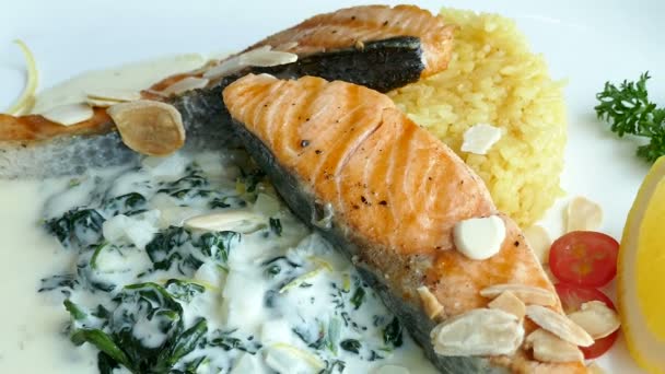 М'ясний стейк з лососем на грилі з соусом
 - Кадри, відео