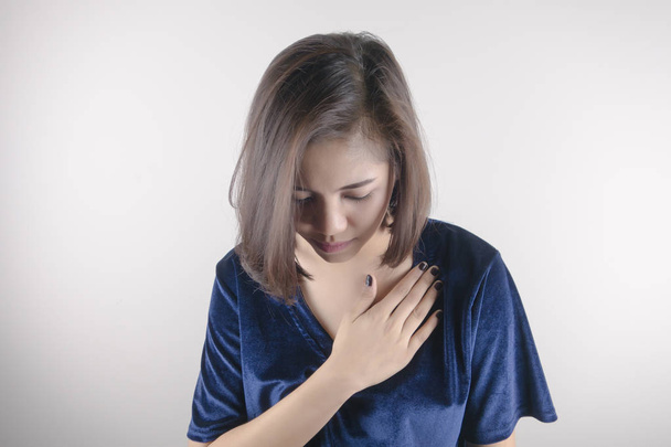 Ασιατικές γυναίκα κρατούσε το στήθος της. Καρδιακές παθήσεις. Οξύς πόνος po - Φωτογραφία, εικόνα