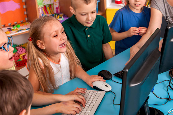 Děti počítač nás třídy pro vzdělávání a videohry. - Fotografie, Obrázek