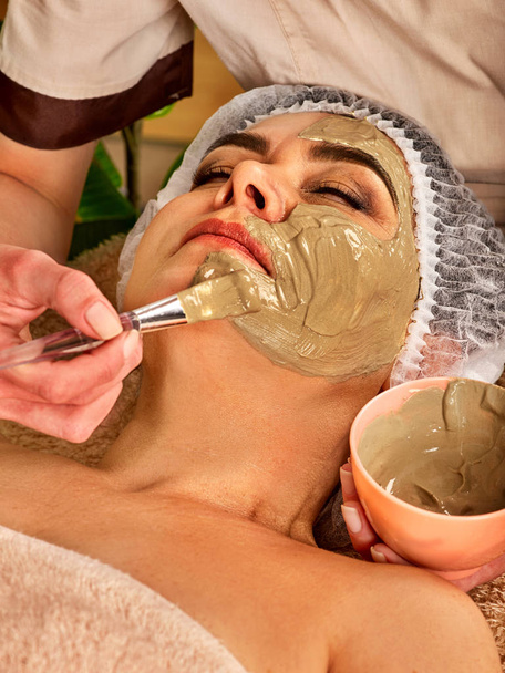 Mascarilla de colágeno. Tratamiento facial de la piel. Mujer recibiendo procedimiento cosmético
. - Foto, imagen