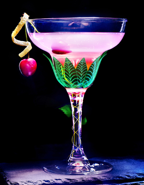 Cocktail tropical martini décoration en verre par écorce et feuilles vertes
. - Photo, image
