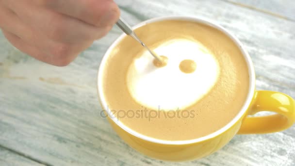 El yapımı latte sanat gülen. - Video, Çekim