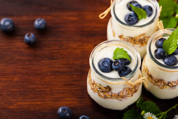 griechisches Joghurt-Dessert mit Blaubeeren - Foto, Bild
