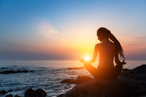 mulher praticando ioga ao pôr do sol.  - Foto, Imagem