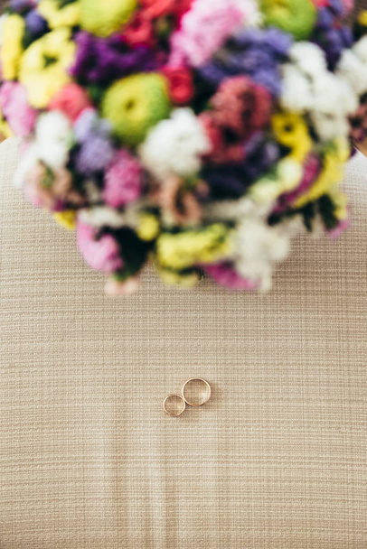Обручальное кольцо возле букета
 - Фото, изображение