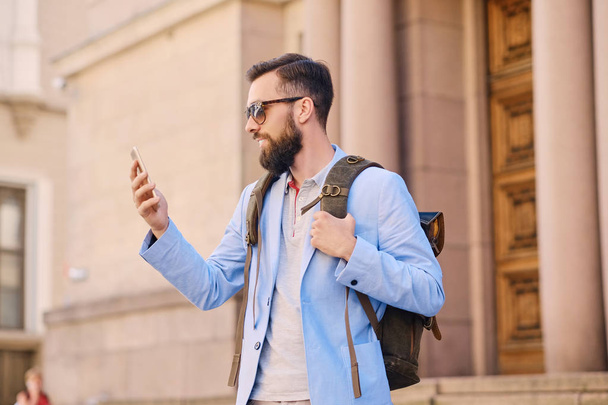 Stílusos szakállas ember használ smartphone - Fotó, kép
