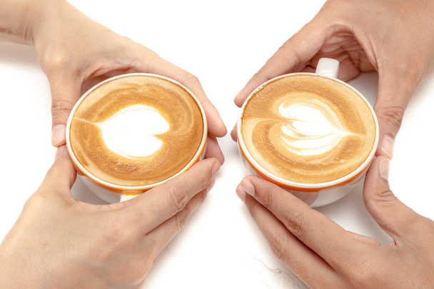 Koffie kopjes latte hart shape voor kalenderafbeeldingen, drinken samen op witte achtergrond geïsoleerd - Foto, afbeelding