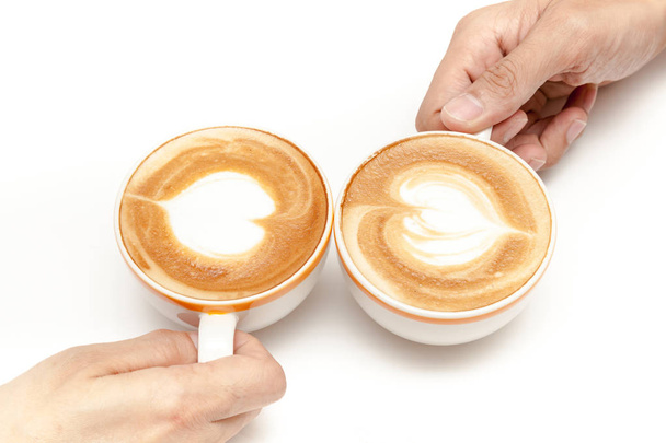 Filiżanki do kawy latte art serca kształtu, picie razem, na białym tle na białym tle - Zdjęcie, obraz