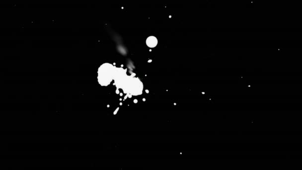 Λευκό μελάνι πιτσιλίσματα πάνω από μαύρη οθόνη υποβάθρου - Πλάνα, βίντεο