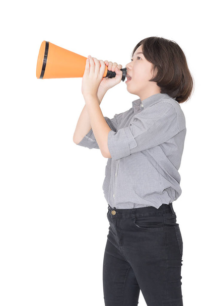 Giovane donna urlando per annunciare attraverso un megafono
 - Foto, immagini