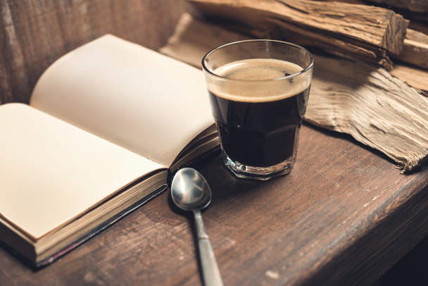 Glas van koffie, oude boek - Foto, afbeelding