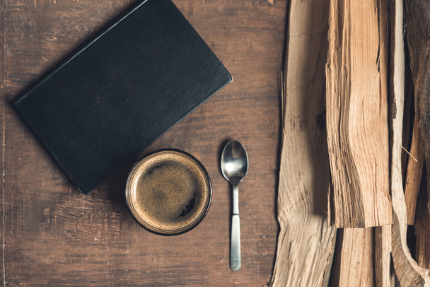 Bardak kahve, eski kitap - Fotoğraf, Görsel