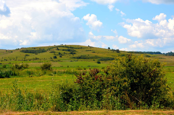 Paisaje rural típico en las llanuras de Transilvania, Rumania
. - Foto, imagen