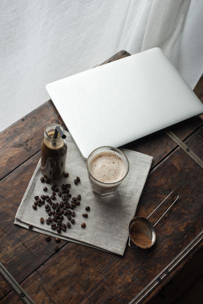 bebida de café e vidro de cappuccino
 - Foto, Imagem