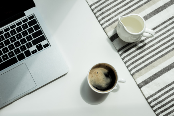 Schreibtisch mit Laptop und Tasse Kaffee  - Foto, Bild