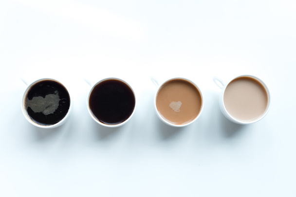 diferentes tipos de café en fila
  - Foto, Imagen