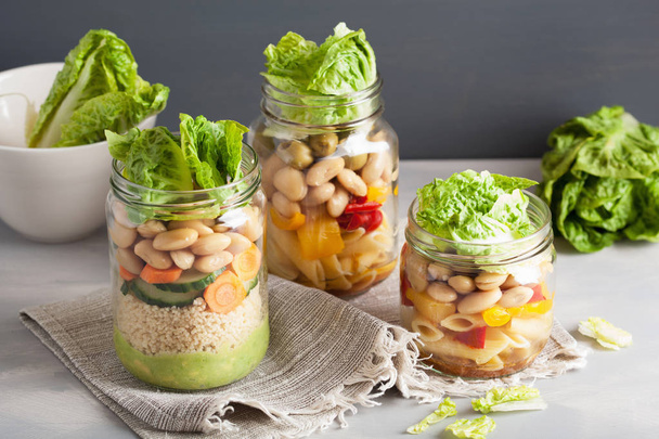 couscous végétalien et salade de pâtes dans des bocaux de maçon avec des légumes
 - Photo, image