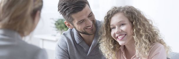 Casal sorrindo durante a terapia
 - Foto, Imagem
