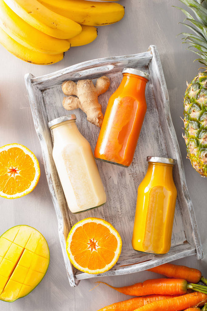 owoców i warzyw koktajle w szklanych słoikach, pomarańczowy mango banan - Zdjęcie, obraz