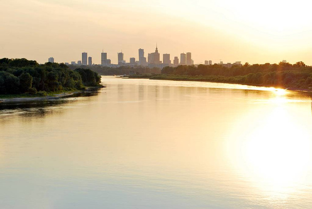 Řeka ve městě barevný západ slunce v pozadí - Fotografie, Obrázek