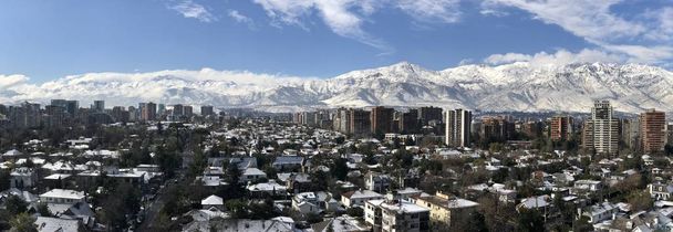 Vista aérea após a neve em uma colina em Santiago Chile
  - Foto, Imagem