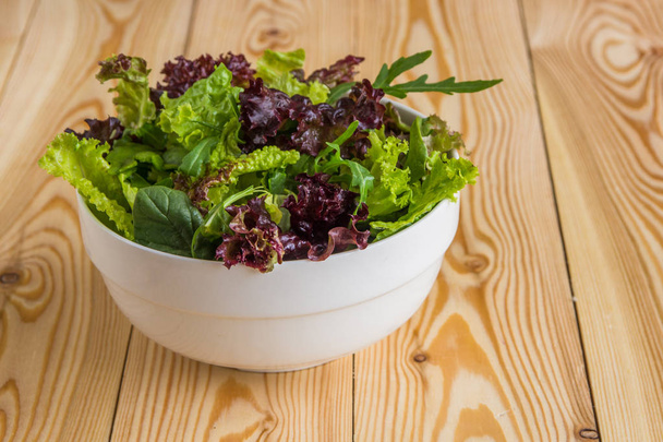 Salade bladeren, paarse sla, spinazie, rucola. Gemengde verse sala - Foto, afbeelding