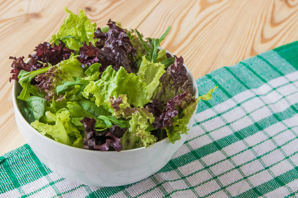 Foglie di insalata, lattuga viola, spinaci, rucola. Sala fresca mista
 - Foto, immagini