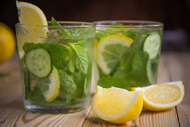 Agua de desintoxicación, limonada orgánica fresca con hielo, pepino, limón y
 - Foto, Imagen