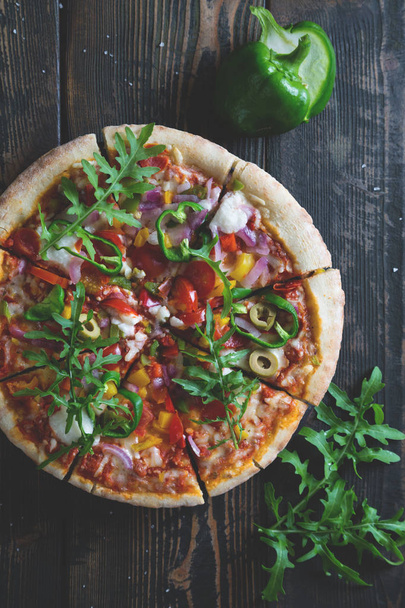 Vegetarian pizza on table - Foto, immagini