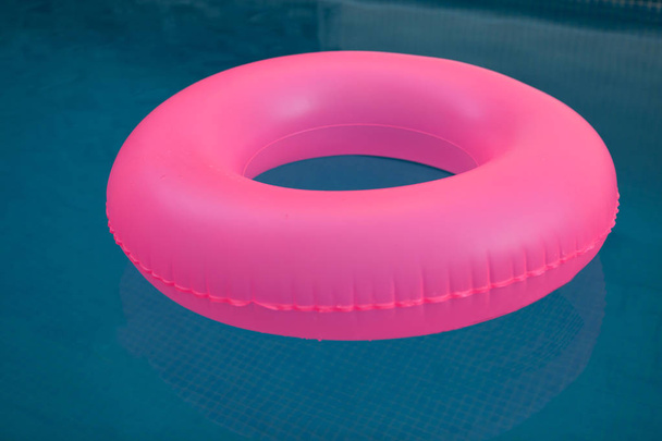 Flutuador rosa na piscina
  - Foto, Imagem