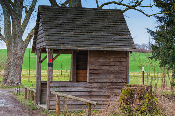 Dom drewniany do ochrony przed wiatrem i deszczem - Zdjęcie, obraz