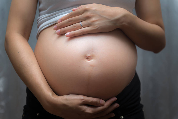 Mulher grávida tocar sua barriga
 - Foto, Imagem