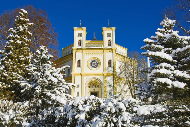 Katholieke kerk in kleine West Boheemse kuuroord Marianske Lazne (Marienbad)-Tsjechische Republiek - Foto, afbeelding