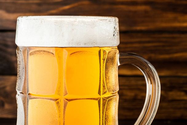 крупним планом склянка холодного пива на старому дерев'яному фоні
 - Фото, зображення