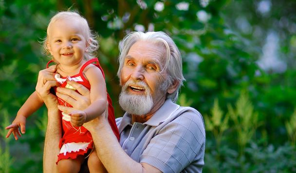 grootvader en kleindochter - Foto, afbeelding