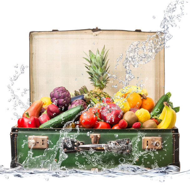 φρούτα σε βαλίτσα πέφτοντας στο νερό - Φωτογραφία, εικόνα
