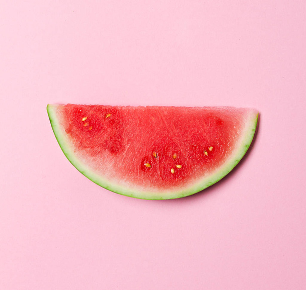 Beautiful appetizing fashion flat lay fresh watermelon on pink - Foto, Bild