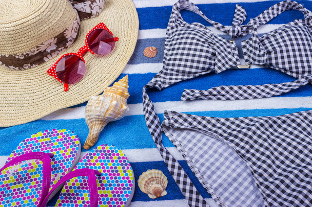 traje de baño con accesorios de playa sobre fondo azul. Gafas de sol Top View Seashell Shorts Chanclas Bañador
 - Foto, Imagen
