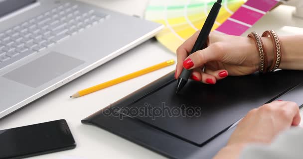 mujer diseñador gráfico utilizando tableta de dibujo digital en la oficina de la agencia de publicidad
 - Metraje, vídeo