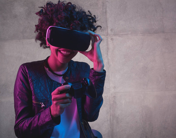 Young lady with the VR headset  - Foto, imagen
