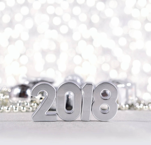 év 2018-ban ezüst, számok és ezüstös karácsonyi díszek - Fotó, kép