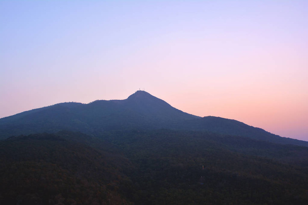 Hermosas montañas birmanas al amanecer. Vista desde la parte superior del
 - Foto, Imagen