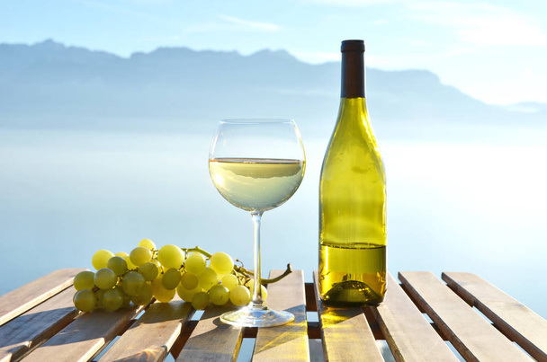 Виноградне скло і виноград на столі
 - Фото, зображення