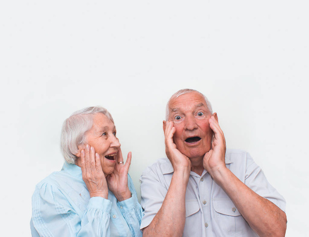 Le couple âgé surpris en levant les deux mains
 - Photo, image