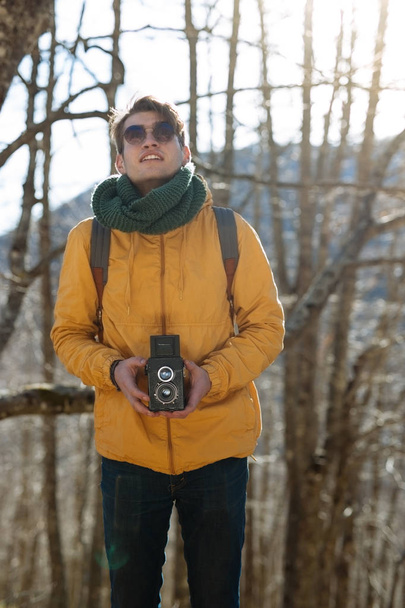 man with camera in forest - Valokuva, kuva