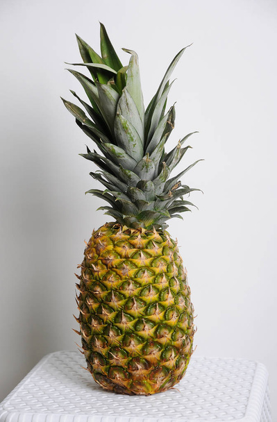 Hafif bir arka plan üzerinde ananas - Fotoğraf, Görsel